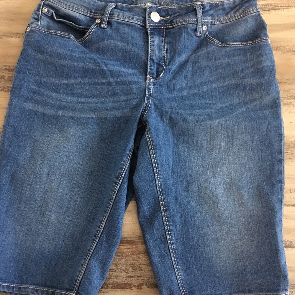 ACCEPTING OFFERS Bermuda jean shorts